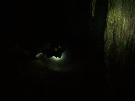 Mergulhando em total escuridão no Cenote Dos Ojos, em Tulum, no Yucatán, sul do México